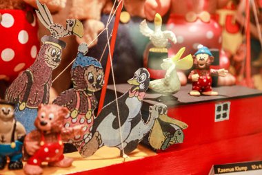 Skagen Oyuncak Ayı Müzesi çok farklı durumlarda oyuncak ayı.