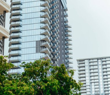 Gündüzleri güzel modern binalar.