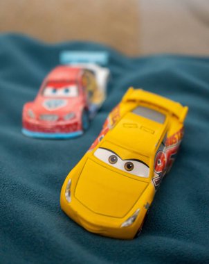 Mattel Cruz Ramirez 'in Disney Pixar Cars filmindeki oyuncak spor arabaları.