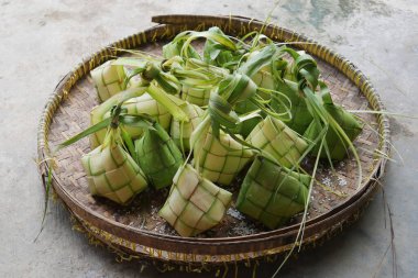 Bir tabak ketupatın yakın çekimi, Kupat. Palmiye yapraklarının içine doldurulmuş Java pirinç kekleri..