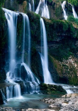 Furong antik kenti Xiangxi, Hunan, Çin 'deki şelalenin dikey görüntüsü.