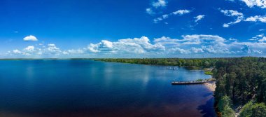 Güneşli bir günde denizin panoramik görüntüsü.