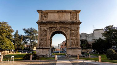 Benevento, Güney İtalya 'daki ünlü Trajan' s Arch 'ın açık hava görüntüsü.