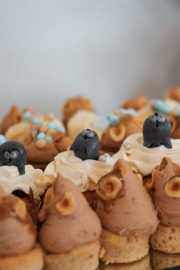 Lezzetli küçük keklerin dikey çekimi.