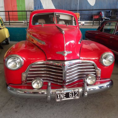 Eski kırmızı Chevrolet Chevy Stylemaster 1948 Coupe General Motors 'un bir depo avlusundaki iki kapısı. Ön manzara. Izgara. Expo Fierro 2022 Klasik araba şovu