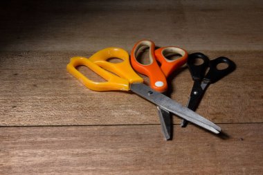 Ahşap arka planda makasın yakın plan çekimi.