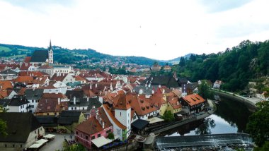 Çek Cumhuriyeti Cesky Krumlov 'un şehir manzarası ve yeşilliği kuş bakışı görüntüsü