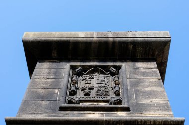 Swing Köprüsü 'nün kenarında Tyne nehrinin tepesinde, Newcastle' da mavi gökyüzünün altında,