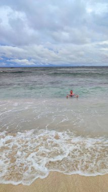 Filipinler 'de mavi bulutlu gökyüzünün altında eğlenen bir erkeğin görüntüsü.