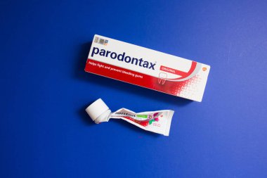 Mavi arkaplanda izole edilmiş bir parodontax diş macununun üst görünümü