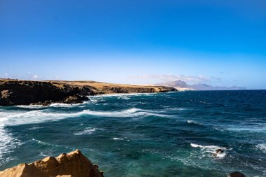 Atlantik Okyanusu dalgaları Fuerteventura adasındaki kayalık kıyıya çarpıyor.