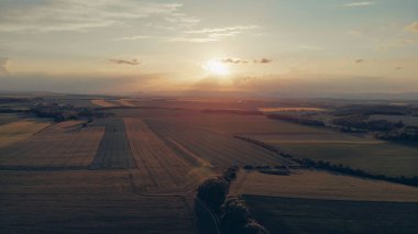 Çek Cumhuriyeti 'ndeki Rip Dağları' ndan günbatımı manzaralı düz araziler.