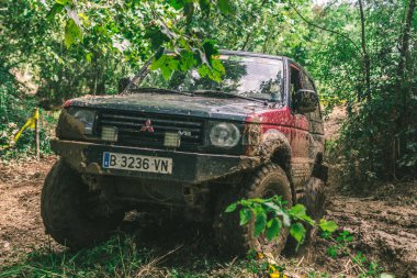 Büyük off road vagonu 4x4. Mitsubishi Pajero kırmızı ve siyah.