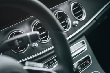 Modern bir otomobilin siyah ve zarif iç mekanına yakın çekim.