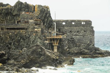 Atlantik Okyanusu yakınlarındaki Antik Eski Kaya Kalesi