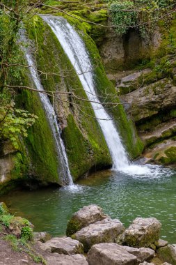 Yorkshire Dales, İngiltere 'deki Janet' in Foss şelalesinin dikey görüntüsü.