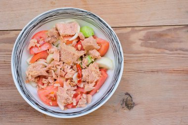 Ton balıklı domates salatası, Yunan salatası, Akdeniz diyeti. Domates, ton balığı, salatalık, kırmızı biber, soğan ve saf zeytinyağı..