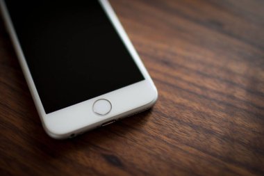 Engellenmiş akıllı bir telefonun yakın çekim görüntüsü ahşap bir yüzey üzerinde maket şablonu olarak