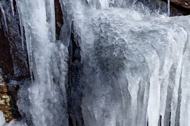 Donmuş bir şelalenin üzerindeki buz saçaklarının yakın çekimi.