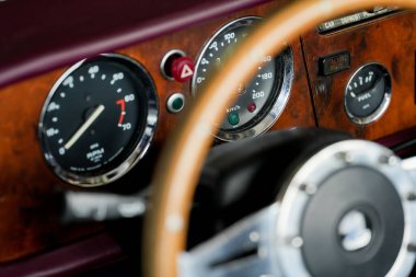 Sıfırı gösteren klasik bir arabanın ön panelinin yakın çekimi.