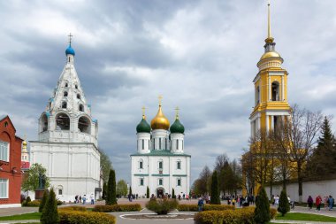 Kolomna, Rusya. Katedral Meydanı Ortodoks Kiliseleri. Varsayım Katedrali, Tikhvinskaya Kilisesi çan kulesi Novo-Golutvin Manastırı çan kulesi