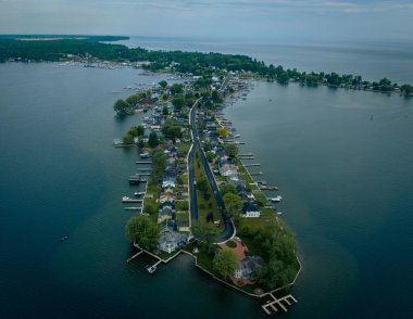 Bulutlu mavi gökyüzünün altındaki Sodus Point köyünün hava manzarası.