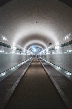 Bir metro istasyonunun ışıklarla aydınlatılmış dikey görüntüsü.