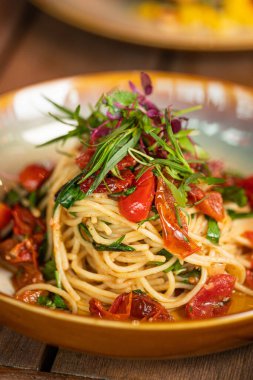 Kurutulmuş domatesli makarna ve salata.