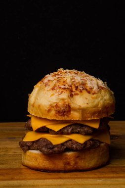 Etli, peynirli, renkli ve normal ekmekli zanaatkar hamburgerler.