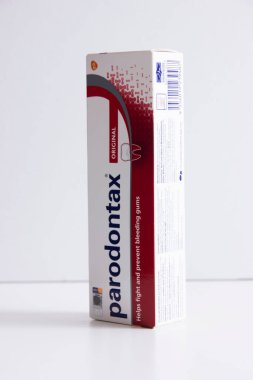 Beyaz arkaplanda izole edilmiş bir parodontax diş macunu paketi