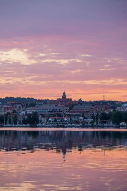 Günbatımında İsveç 'in Ostersund şehrinin dikey görüntüsü