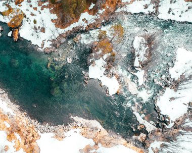 Norveç 'te donmuş karlı bir gölün havadan görünüşü