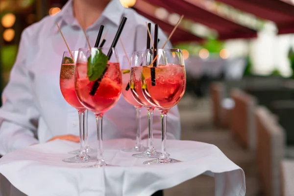 Eine Nahaufnahme Von Mehreren Cocktails Die Serviert Werden — Stockfoto