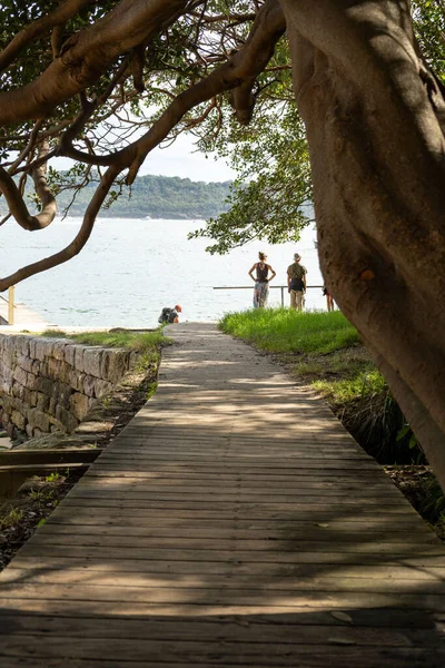 Eine Vertikale Aufnahme Der Uferpromenade Park Mit Menschen Hintergrund Seeufer — Stockfoto