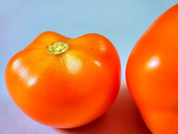 Tiro Close Tomates Suculentos Vermelhos Frescos Uma Superfície Branca — Fotografia de Stock