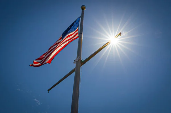 Low Angle Shot United States Flag Pole Blue Sky Sun — Stock Photo, Image