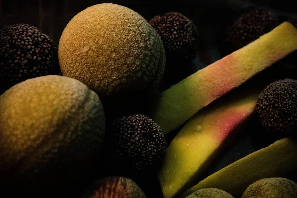 Primer Plano Una Pila Diferentes Tipos Sabrosos Frutos Hielo Sobre —  Fotos de Stock