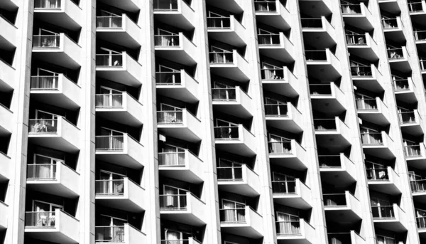 Sıralı Balkonları Olan Bir Binanın Gri Tonlu Görüntüsü — Stok fotoğraf