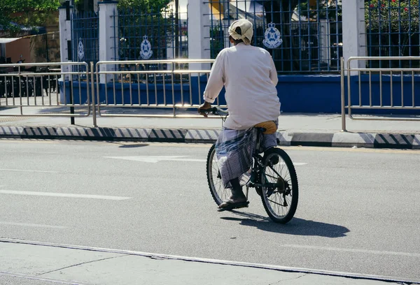 Vista Trasera Hombre Bicicleta Calle Día Soleado —  Fotos de Stock