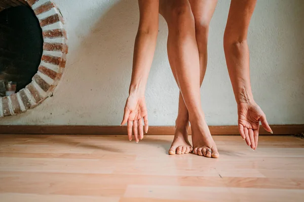 Una Hembra Descalza Una Pose Baile Una Habitación — Foto de Stock