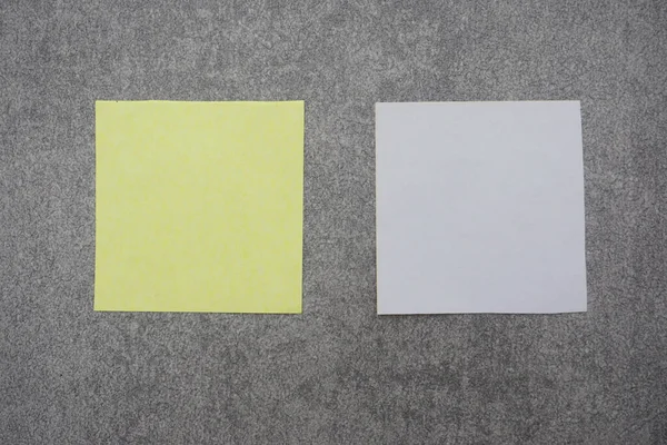 Horní Pohled Listy Hladkého Žlutobílého Papíru Šedém Kamenném Povrchu — Stock fotografie
