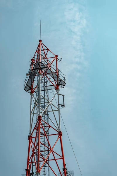 Вертикальный Низкоугольный Снимок Телекоммуникационной Башни Голубым Небом — стоковое фото
