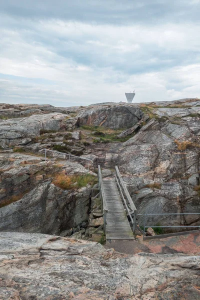 瑞典一座连接两座小山的小木桥的垂直截图 — 图库照片