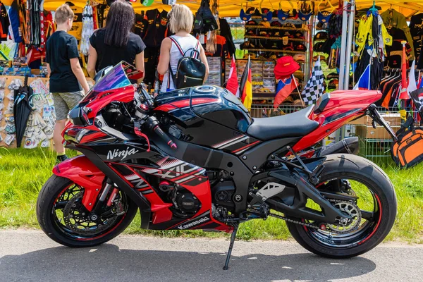 Gros Plan Une Kawasaki Rouge Lors Course Moto Format Régional — Photo