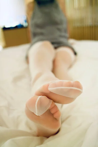 Tiro Sexual Vertical Dos Pés Uma Jovem Fêmea Leggings Brancos — Fotografia de Stock