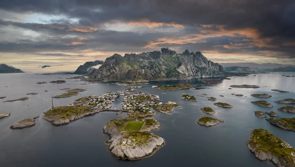 Una Vista Aérea Hermoso Paisaje Montañoso Atardecer Fondo Del Cielo —  Fotos de Stock