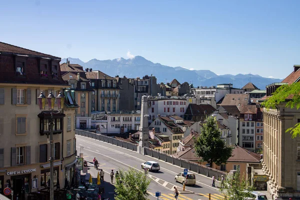 瑞士洛桑繁忙的街道和历史建筑的美丽景色 — 图库照片