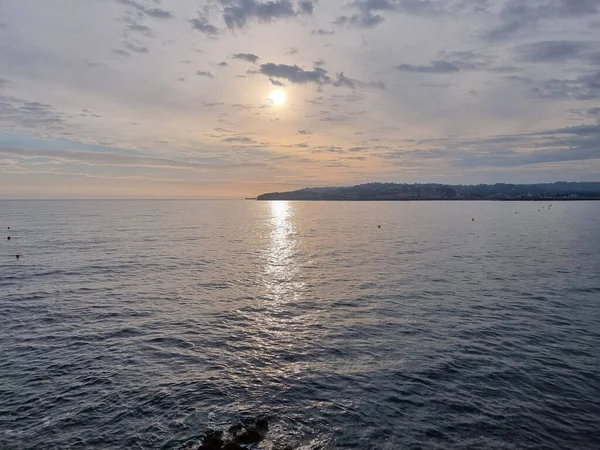スペインの日没時のジョンに対する海の静かな水の景色 — ストック写真