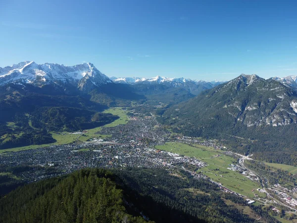Una Toma Aérea Ciudad Garmisch Partenkirchen Rodeada Por Montaña Wank — Foto de Stock