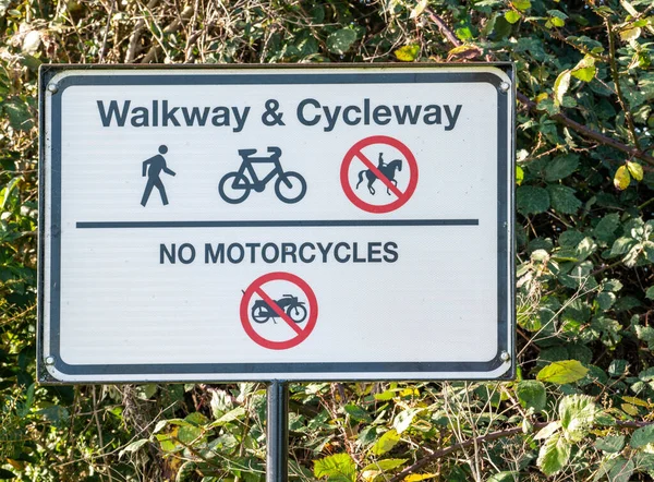 在新西兰卡皮蒂的人行道上有一个 人行道和自行车道 的标志 — 图库照片
